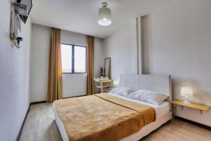 Un dormitorio con una cama grande y una ventana en Bata Merah Boutique Hotel, en Banting