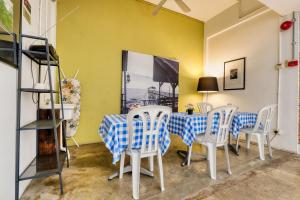 una sala da pranzo con tavolo e sedie blu e bianco di Bata Merah Boutique Hotel a Banting