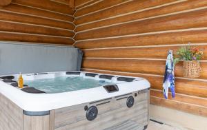 Imagen de la galería de Stone Skipper Lodge by KABINO Waterfront Hot Tub Private Bath In Every Bedroom FirePit Mtn Views WiFi Grill, en Island Park 49 fotos más