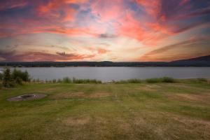 Imagen de la galería de Stone Skipper Lodge by KABINO Waterfront Hot Tub Private Bath In Every Bedroom FirePit Mtn Views WiFi Grill, en Island Park
