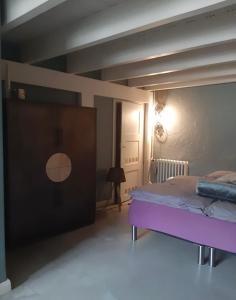 1 dormitorio con 1 cama de color púrpura en una habitación en Ferienwohnung Bad Freienwalde, en Bad Freienwalde