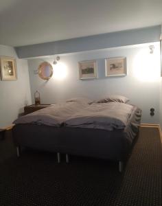 1 dormitorio con 1 cama grande y cabecero azul en Ferienwohnung Bad Freienwalde, en Bad Freienwalde