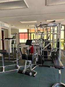 een fitnessruimte met diverse apparatuur in een kamer bij Cosy City Centre Living at WTC in Kuala Lumpur