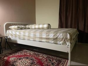 1 cama con 2 almohadas en una habitación en Spacious 2BR Home - 14 Min from Sukabumi city Centre by Sakura en Sukaraja