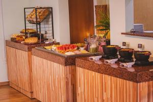 um buffet com muita comida em exposição em Hotel VillaOeste em Mossoró