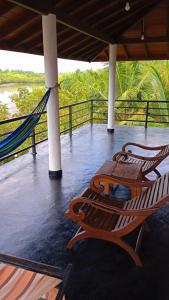 Balkoni atau teres di Pearl Cave Cabanas & Resturant