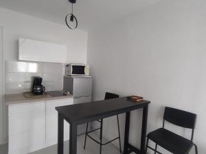 Kuchyňa alebo kuchynka v ubytovaní Location à la Trinité-sur-Mer pour 1 à 4 personnes