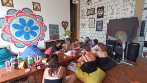 Un groupe de filles assises à une table dans une pièce dans l'établissement Sama sama Karimunjawa, à Karimunjawa