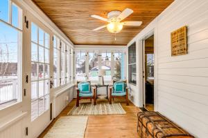 comedor con ventilador de techo y sillas azules en The Blue Cottage, en Minocqua
