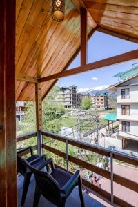 Balkón nebo terasa v ubytování Tripli Hotels Conifer Wood Cottage