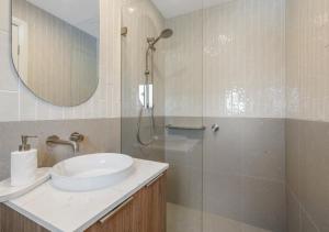 Ένα μπάνιο στο 2 Bed, 2 Bath Ocean View Apt! Parking, 250m to Beach +8 φωτογραφίες