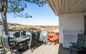 uma mesa e cadeiras num pátio com vista para o oceano em Beautiful Home In Pandrup With Wifi em Pandrup