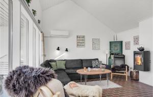 uma sala de estar com um sofá e uma mesa em Beautiful Home In Pandrup With Wifi em Pandrup