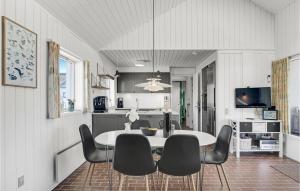 uma cozinha e sala de jantar com mesa e cadeiras em Beautiful Home In Pandrup With Wifi em Pandrup