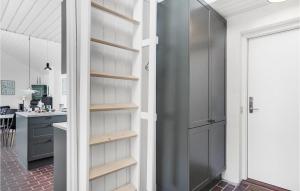 A cozinha ou kitchenette de Beautiful Home In Pandrup With Wifi