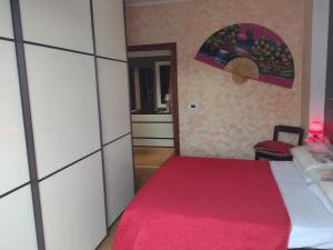 een slaapkamer met een bed met een rode deken bij Terrazza sul Mare in Alba Adriatica