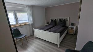 En eller flere senge i et værelse på Familie Drescher + 18 billeder