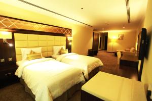 Een bed of bedden in een kamer bij Golden Ocean Hotel