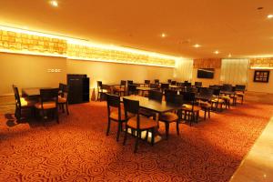 Een zitgedeelte bij Golden Ocean Hotel