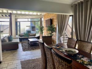 sala de estar con mesa y sillas en Langstrand Beach House, en Langstrand