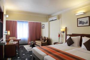 Postel nebo postele na pokoji v ubytování Hiltop Hotel