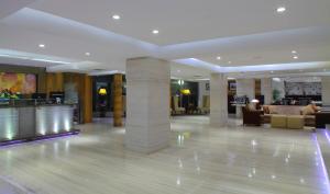Lobby o reception area sa Hiltop Hotel