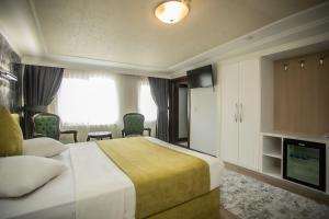 una habitación de hotel con una cama y un televisor en Hotel Pera Capitol, en Estambul