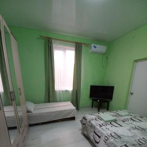 Camera verde con 2 letti e finestra di Guest house na Myasnikova Diamond a Novy Afon