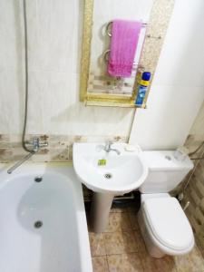 y baño con lavabo, aseo y bañera. en 3-х комнатная квартира район ЖД вокзала, en Kostanái