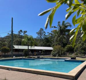 uma piscina vazia em frente a um edifício em Sandy Hollow Tourist Retreat em Sandy Hollow