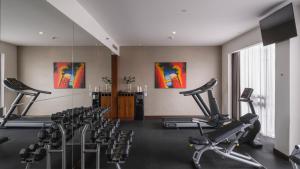 Fitness centrum a/nebo fitness zařízení v ubytování Veranda Hotel Pakubuwono