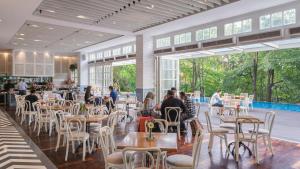 un groupe de personnes assises à table dans un restaurant dans l'établissement Veranda Hotel Pakubuwono, à Jakarta