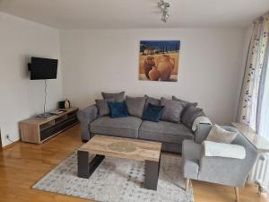 a living room with a couch and a table at Ferienwohnung Leo in Bad Endorf