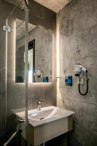 un baño con lavabo y espejo en Hotel Pera Capitol, en Estambul 77 fotos más