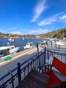 a balcony of a marina with boats in the water at Καλοκαιρινό σπίτι δίπλα στη θάλασσα in Gialiskari