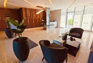 Area soggiorno di Condominium at Spring Residences near Airport