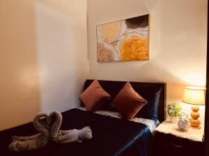 マニラにあるCondominium at Spring Residences near Airportのリビングルーム(黒い革張りのソファ、枕付)