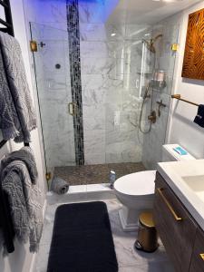 Vannituba majutusasutuses This place is different!! Award winning! Oceanfront, View View!