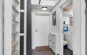 Uma casa de banho em Beautiful Home In Pandrup With Wifi