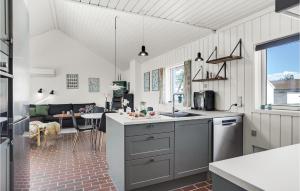 A cozinha ou kitchenette de Beautiful Home In Pandrup With Wifi