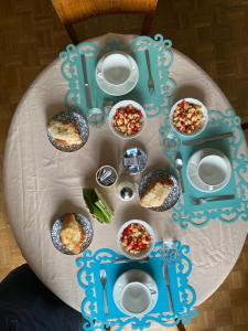 una tavola con piatti di cibo su un tavolo di BASISA Bed&Breakfast a San Lazzaro di Savena
