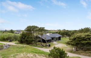 una vista aerea di una casa in un campo di Awesome Home In Fan With Wifi a Fanø