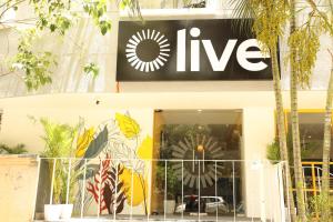 uma frente de loja com um sinal vivo em Olive Indiranagar - By Embassy Group em Bangalore