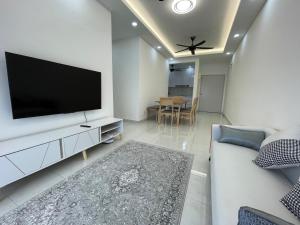 - un salon avec une télévision et un canapé dans l'établissement Bayu Andaman KL Centre, à Kuala Lumpur