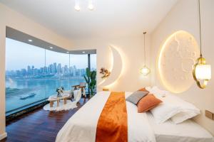 Rúm í herbergi á Baihong Riverview Apartment-Hongya Cave