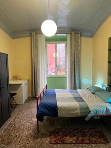 una camera con un letto di fronte a una finestra di Green House a Genova