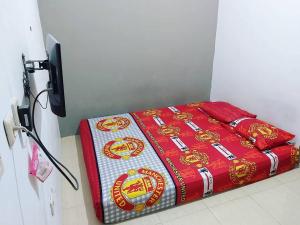 eine rote Decke auf dem Boden in einem Zimmer in der Unterkunft GEA Syariah in Bengkeng