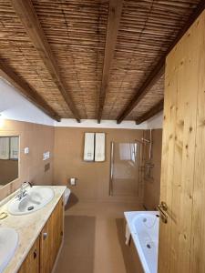 een grote badkamer met 2 wastafels en een douche bij Villa Horta do Limão 8-10 pessoas a 4 km das praias da Ria Formosa Fuseta in Moncarapacho