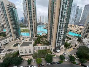 z góry widok na miasto z wysokimi budynkami w obiekcie BLVBD Central Full Burj View 1402 w Dubaju