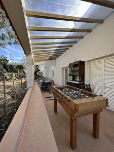 een kamer met een pooltafel in een huis bij Villa Horta do Limão 8-10 pessoas a 4 km das praias da Ria Formosa Fuseta in Moncarapacho